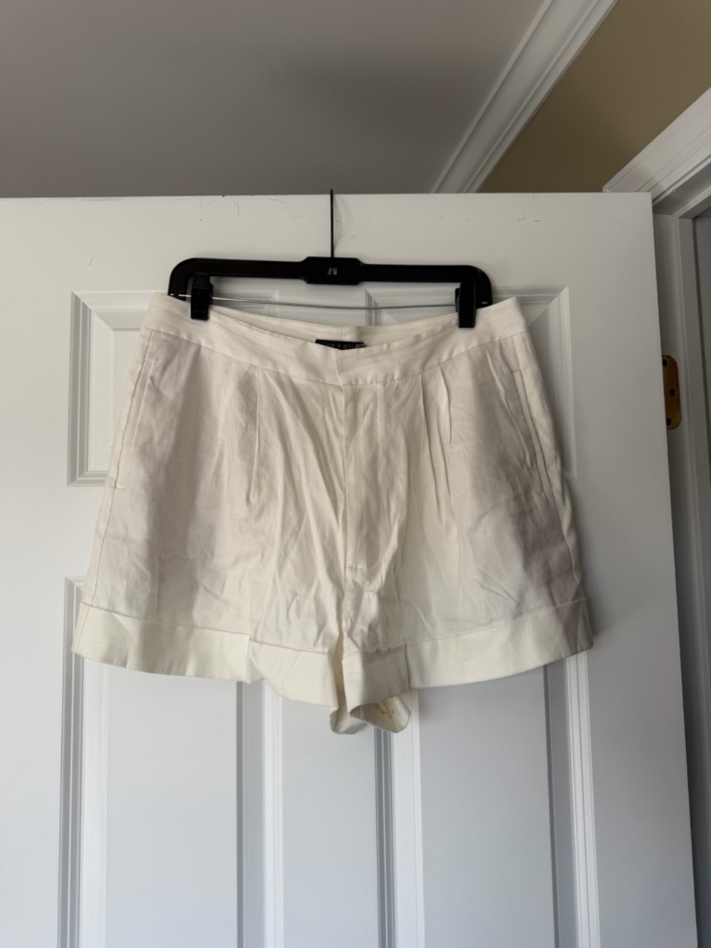 Alice + Olivia Cream Tailored Linen-Blend Shorts
